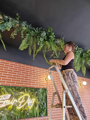 Pourquoi le plafond végétal est la tendance 2026 pour les bureaux ?